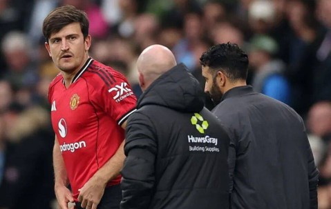 阿莫林离谱操作毁了曼联！B费踢后腰芒特打边卫，几乎场场换中卫