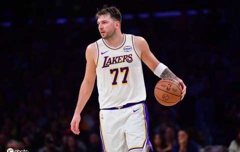 东契奇单节再轰20+平老詹 罕见暴怒头顶挑事小菜鸟