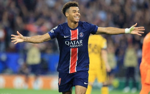 巴黎夺冠，外网沦陷！姆巴佩、梅西被嘲讽，年轻和教练才是关键