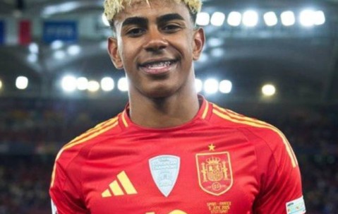 决赛输球踢飞金球奖？亚马尔少见21次丢失球权，表现不如40岁C罗