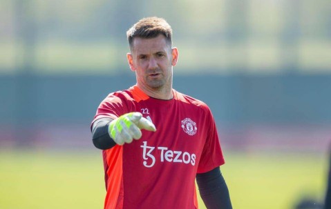 曼联39岁老门将同意续约做陪练！多纳鲁马用红魔抬价，不卖奥纳纳难签大牌