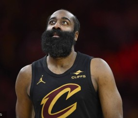 绷不住乐！哈登全场只中1球躺赢 队友三分10中9保命